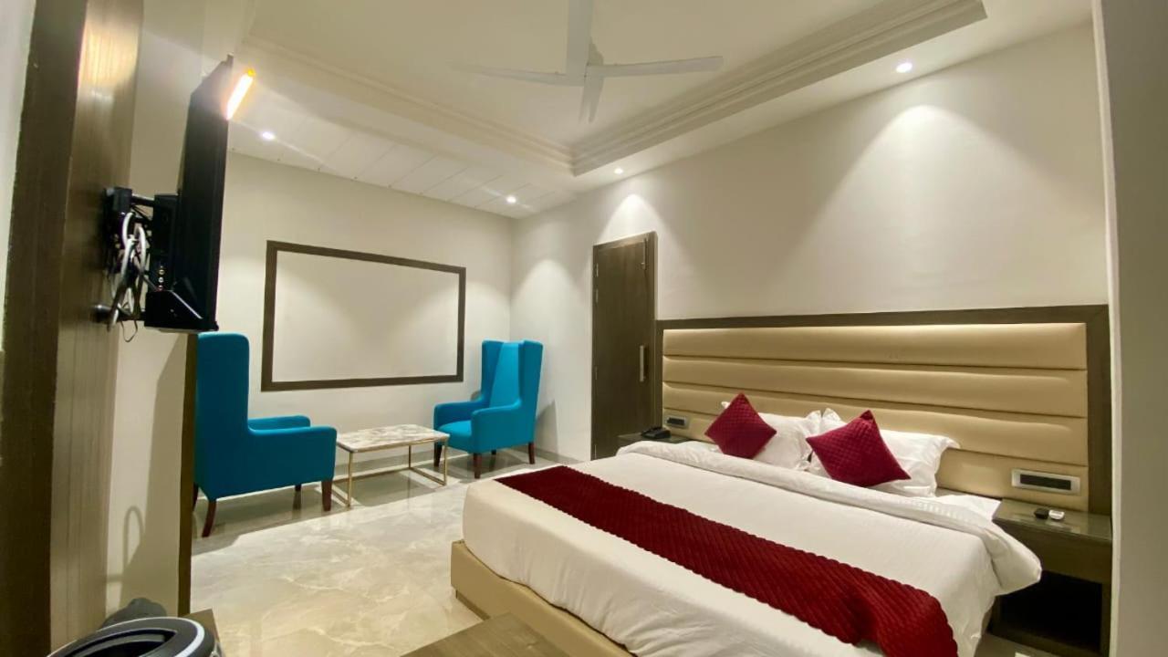 Luxe Resorts - Centrally Heated Air Conditioned Hotel In The Heart Of كاساولى المظهر الخارجي الصورة