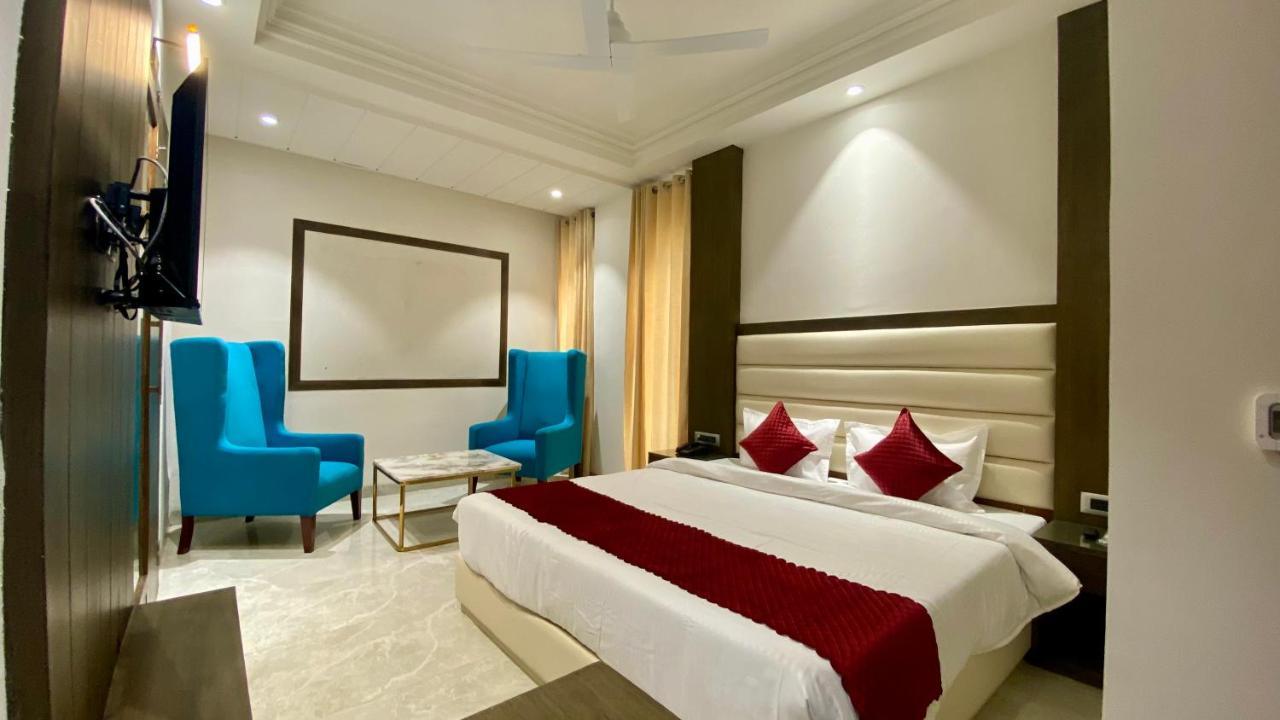 Luxe Resorts - Centrally Heated Air Conditioned Hotel In The Heart Of كاساولى المظهر الخارجي الصورة