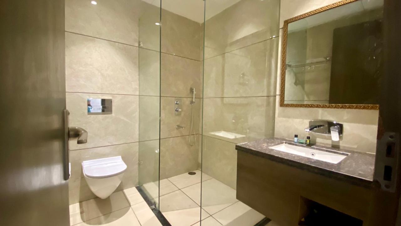 Luxe Resorts - Centrally Heated Air Conditioned Hotel In The Heart Of كاساولى المظهر الخارجي الصورة