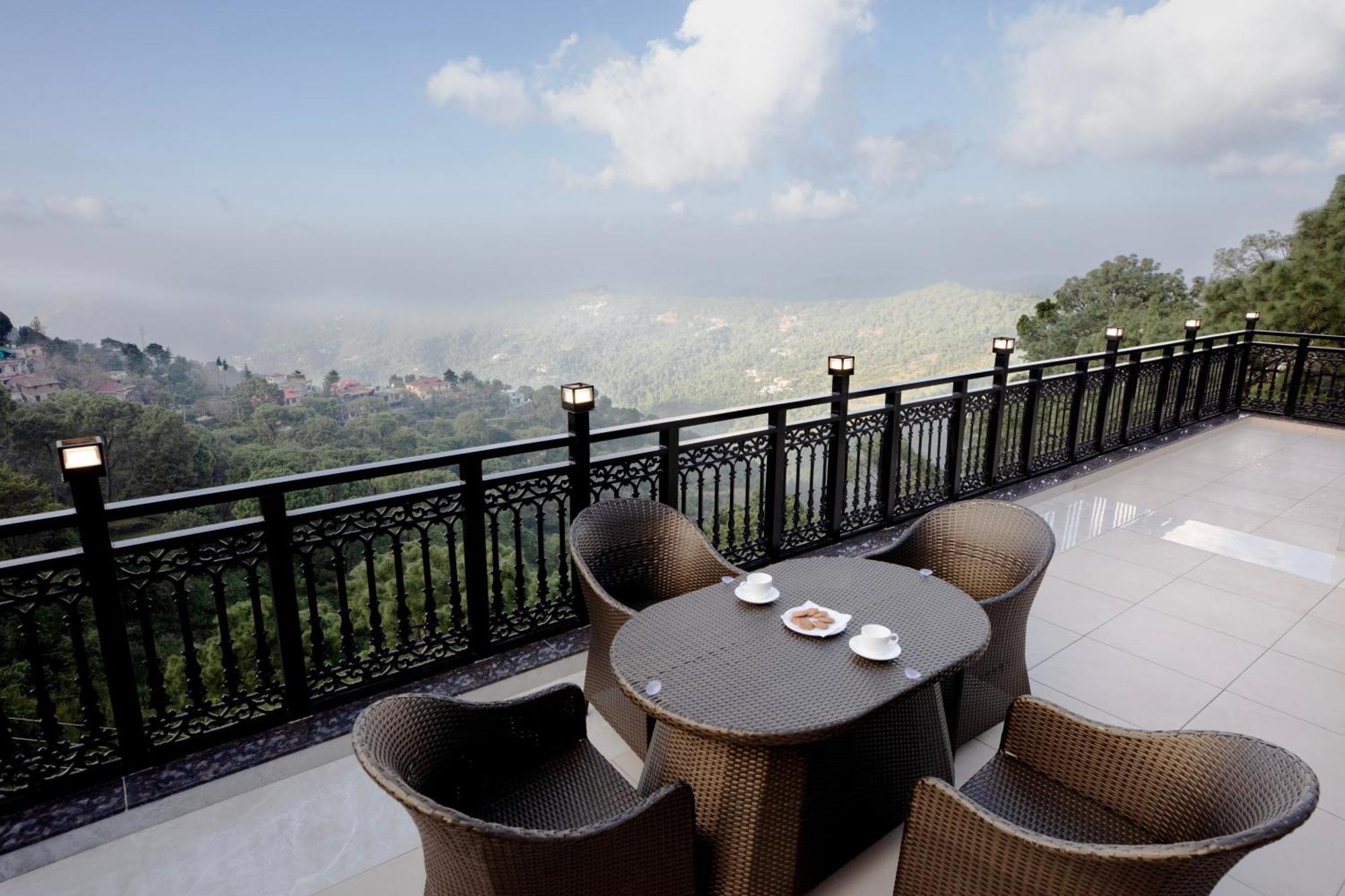 Luxe Resorts - Centrally Heated Air Conditioned Hotel In The Heart Of كاساولى المظهر الخارجي الصورة