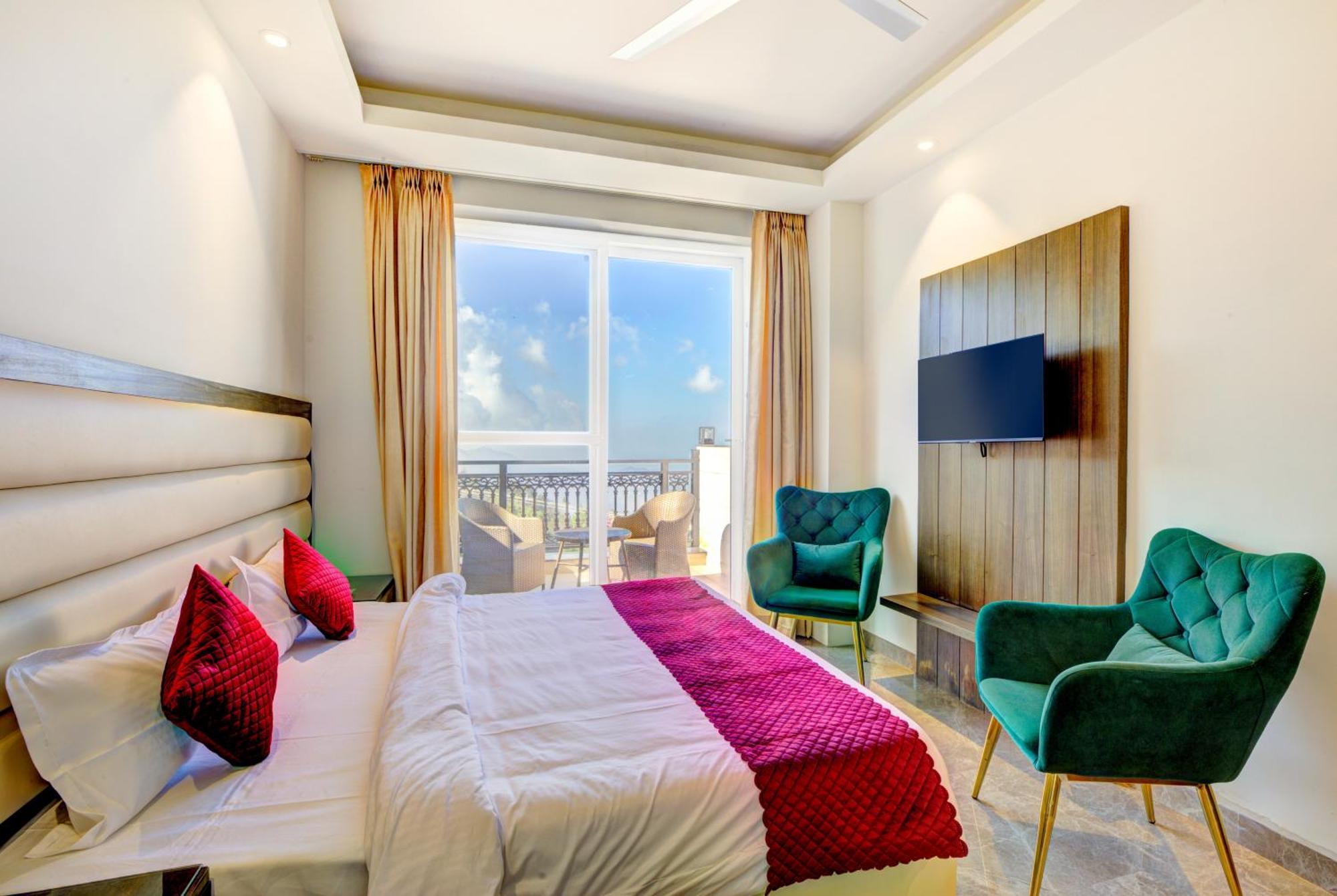 Luxe Resorts - Centrally Heated Air Conditioned Hotel In The Heart Of كاساولى المظهر الخارجي الصورة