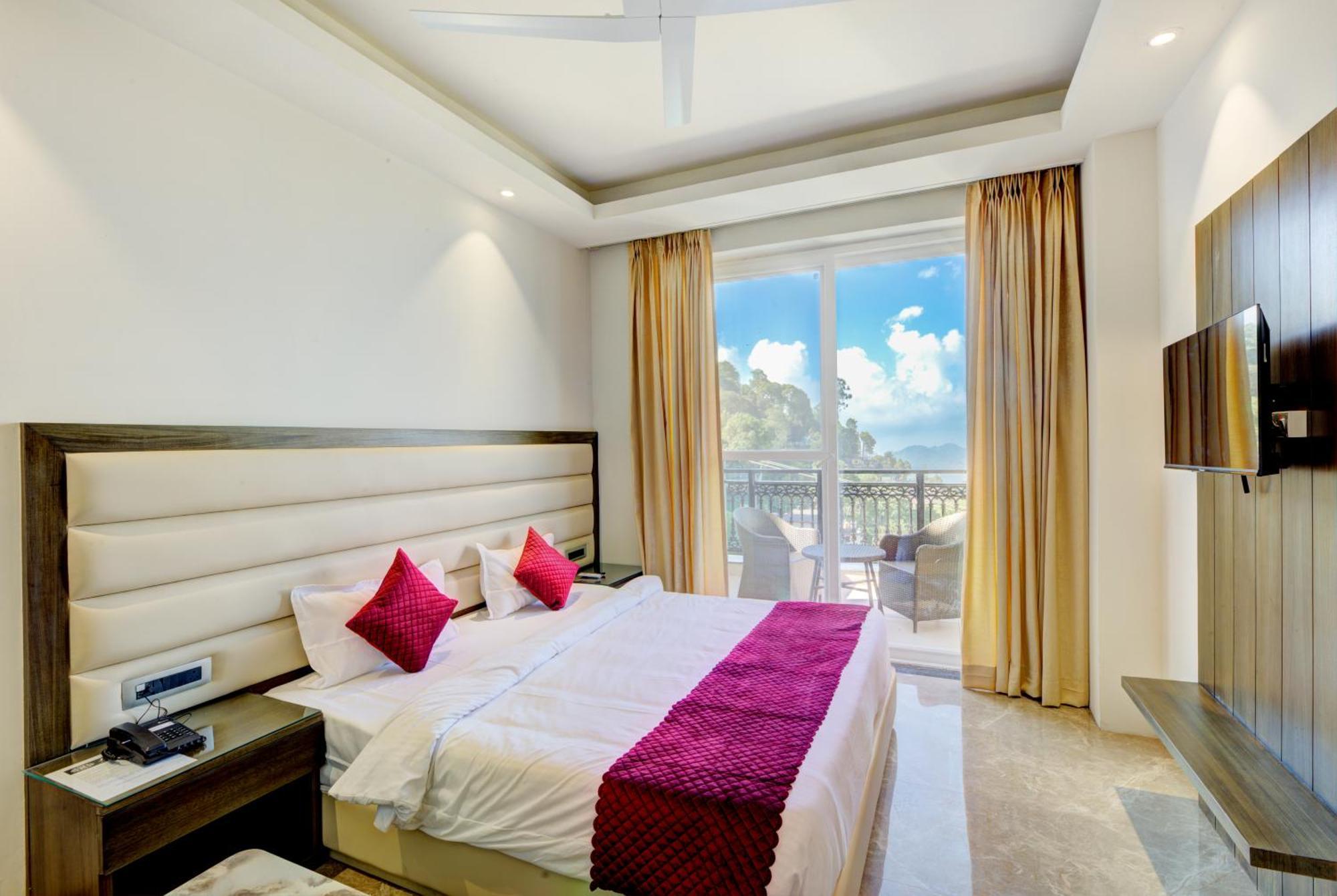 Luxe Resorts - Centrally Heated Air Conditioned Hotel In The Heart Of كاساولى المظهر الخارجي الصورة